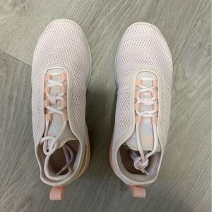 Nike women’s air max motion 2